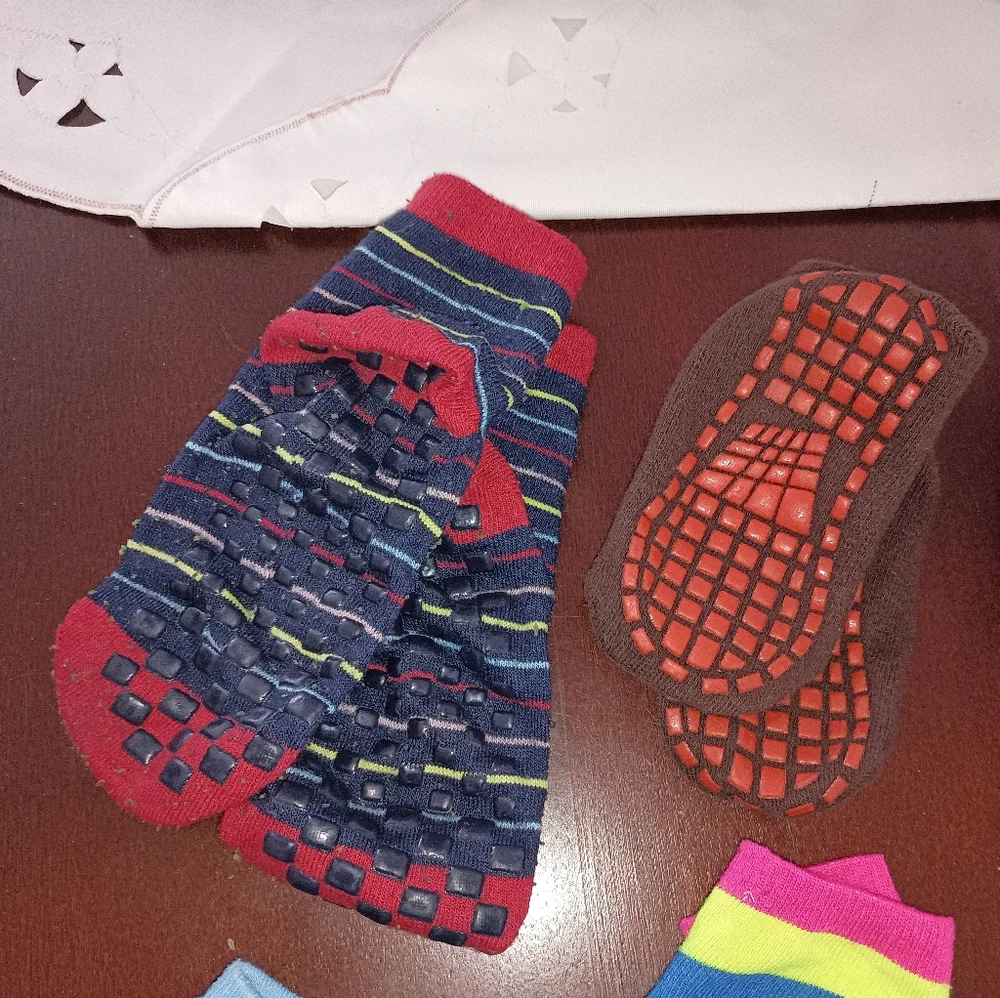 3/$10 🌟 Lot Of 6 Pairs Of Rubber Bottom Kids Play Socks